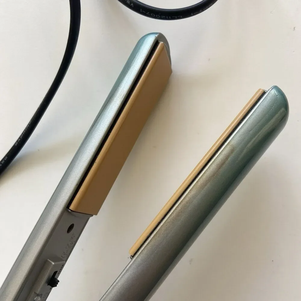 Chi 1 Inch Ceramic Hairstyling Flat Iron Blue/Silver Ombre Model GF 1001 35W